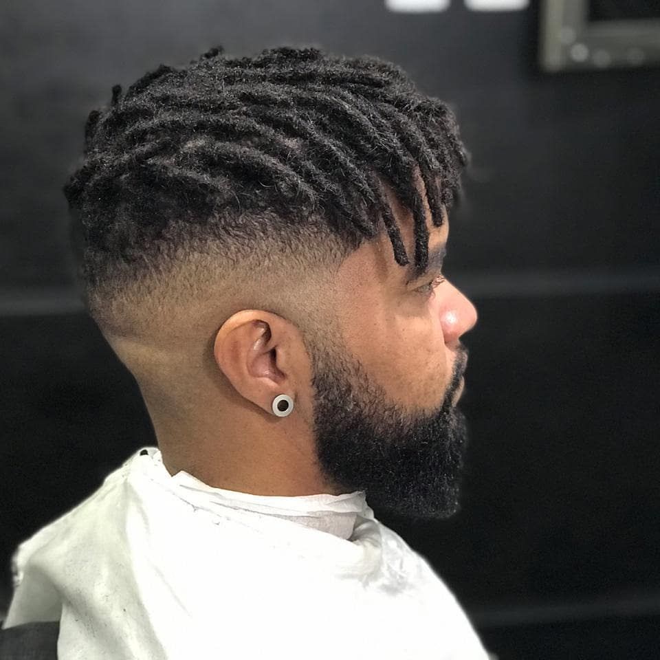 Afro haar gecombineerd met een baard