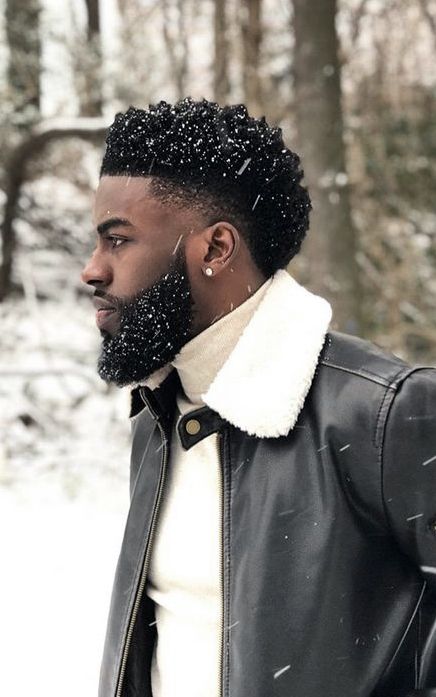 Surinaamse man met afro haar in de sneeuw