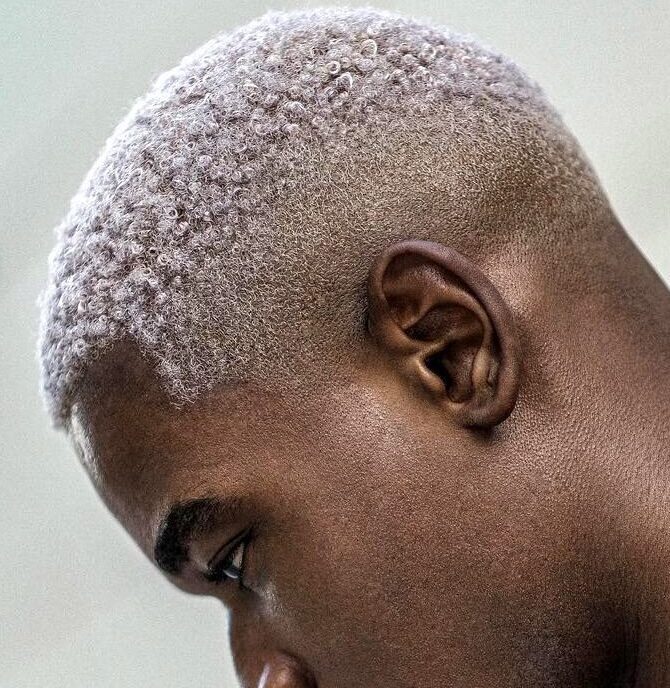 Zilverblonde buzz cut op krullend haar