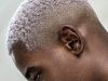 Zilverblonde buzz cut op krullend haar