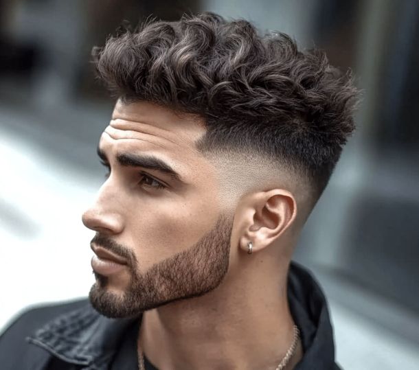 Herenkapsel met waves en strakke fade en verzorgde baard