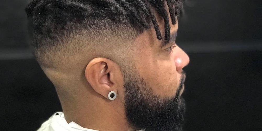 Afro haar gecombineerd met een baard