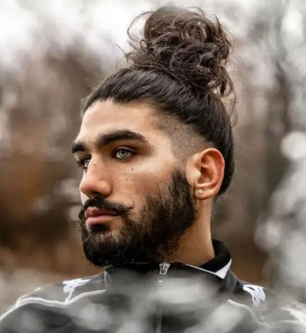 Lang haar style met knotje en baard