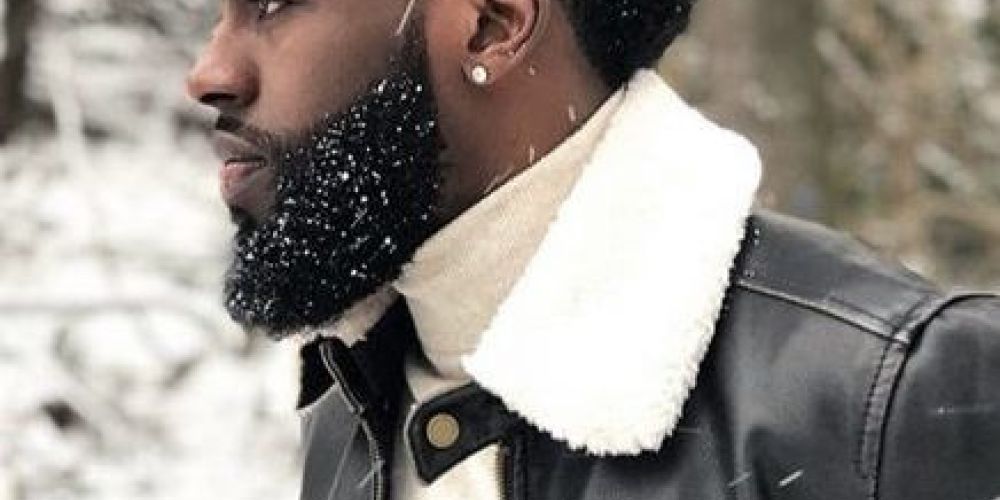 Surinaamse man met afro haar in de sneeuw